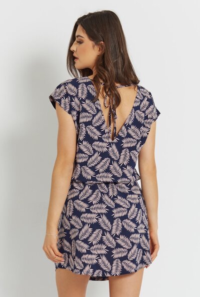 Letnia luźna sukienka we wzór z dekoltem do szpica