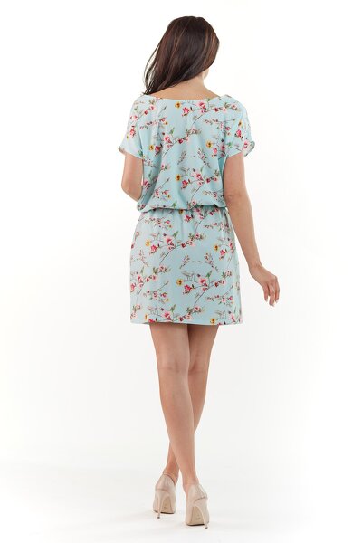 Letnia niebieska sukienka w kwiaty z gumką w pasie