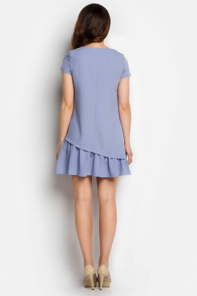 Letnia niebieska sukienka z asymetryczną falbanką
