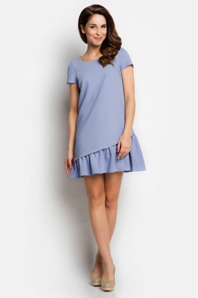 Letnia niebieska sukienka z asymetryczną falbanką
