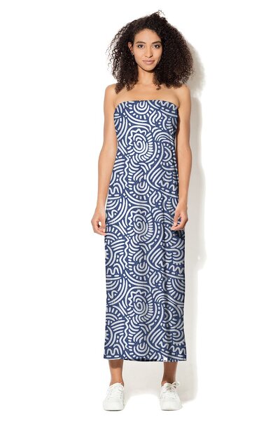 Niebieska sukienka ze wzorem