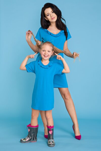 Błękitna sukienka z falbanką przy dekolcie