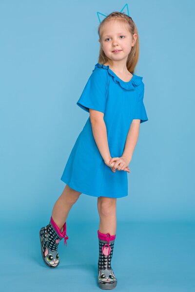 Błękitna sukienka z falbanką przy dekolcie dla córki