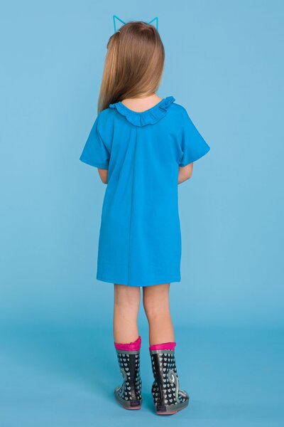 Błękitna sukienka z falbanką przy dekolcie dla córki