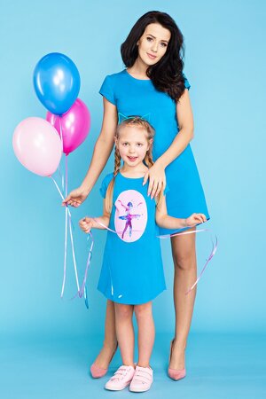 Prosta letnia niebieska sukienka z kolekcji mama i córka Prosta letnia niebieska sukienka z kolekcji mama i córka