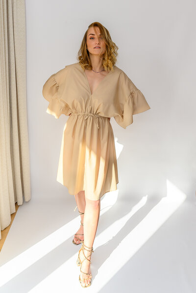Letnia oversizowa sukienka w beżowym kolorze o koszulowym fasonie