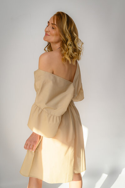 Letnia oversizowa sukienka w beżowym kolorze o koszulowym fasonie