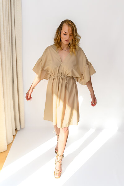 Letnia oversizowa sukienka w beżowym kolorze o koszulowym fasonie