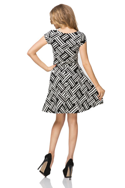 Letnia sukienka w czarno-białe fale