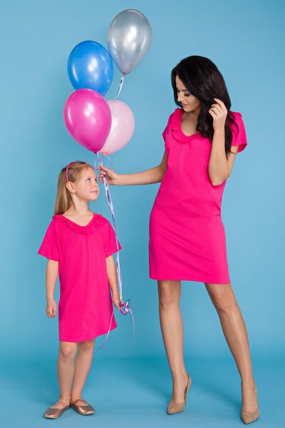 Różowa sukienka z falbanką przy dekolcie