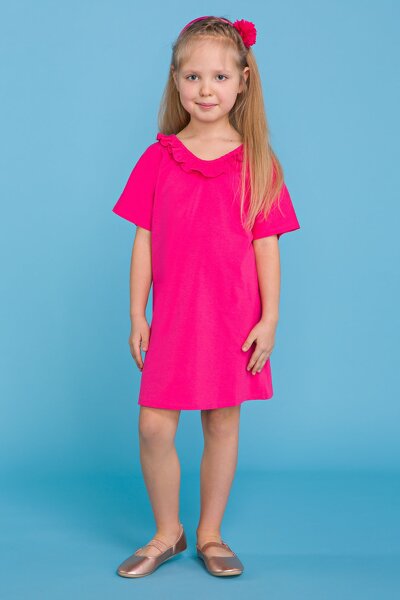 Różowa sukienka z falbanką przy dekolcie dla córki