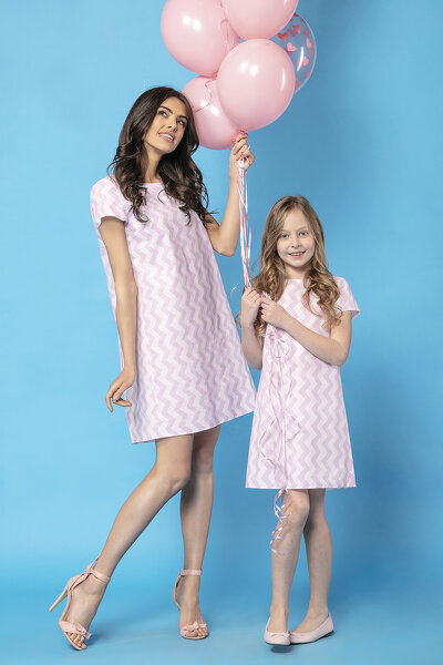 Sukienka w różowe zygzaki