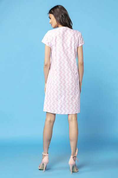 Sukienka midi w różowy zygzak z krótkim rękawem