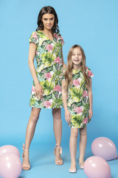 Letnia sukienka midi we flamingi z krótkim rękawem