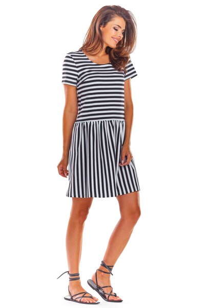 Letnia sukienka mini w czarne paski z odcięciem w pasie