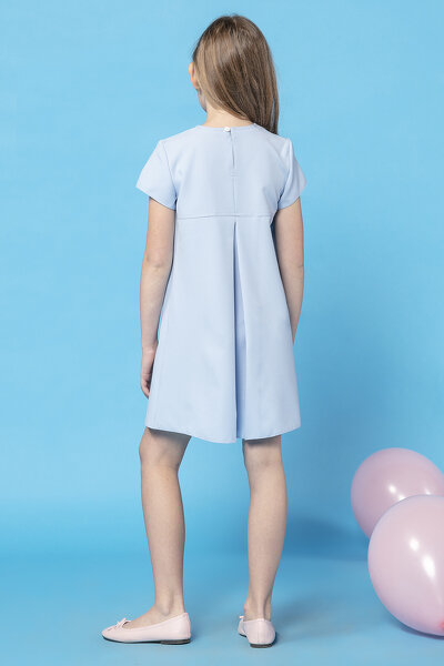 Letnia sukienka w kolorze jasno niebieskim z kontrafałdą na plecach
