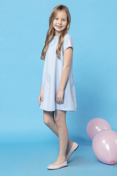 Letnia sukienka w kolorze jasno niebieskim z kontrafałdą na plecach