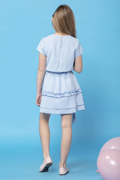 Letnia sukienka w kolorze jasnoniebieskim z falbaną