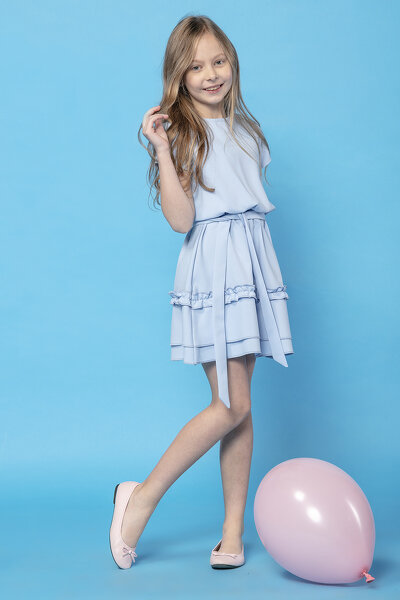 Letnia sukienka w kolorze jasnoniebieskim z falbaną