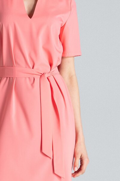Letnia sukienka wiązana w pasie w kolorze koral
