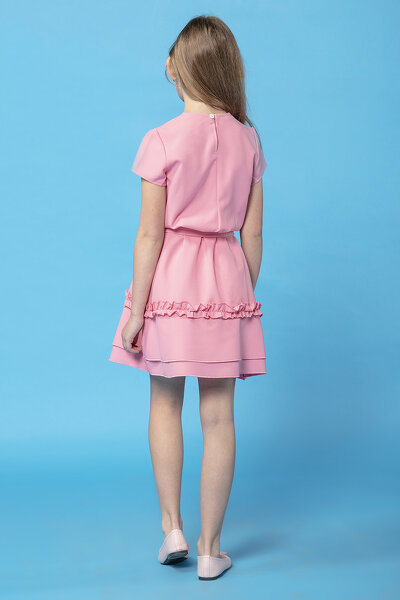 Letnia sukienka w kolorze różowym z falbaną