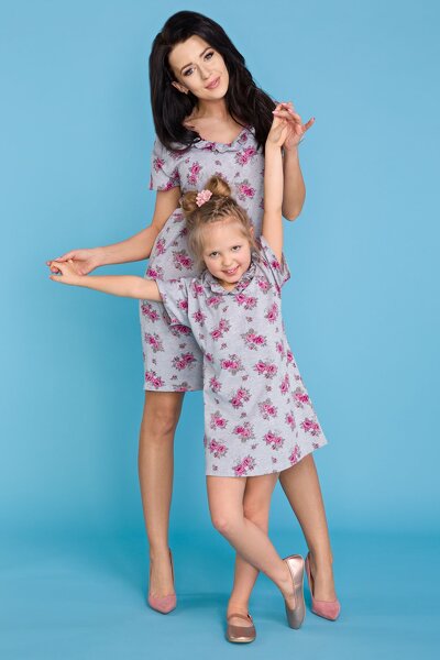 Szara sukienka w kwiaty z falbanką przy dekolcie