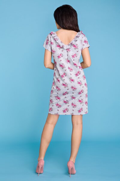 Szara sukienka w kwiaty z falbanką przy dekolcie