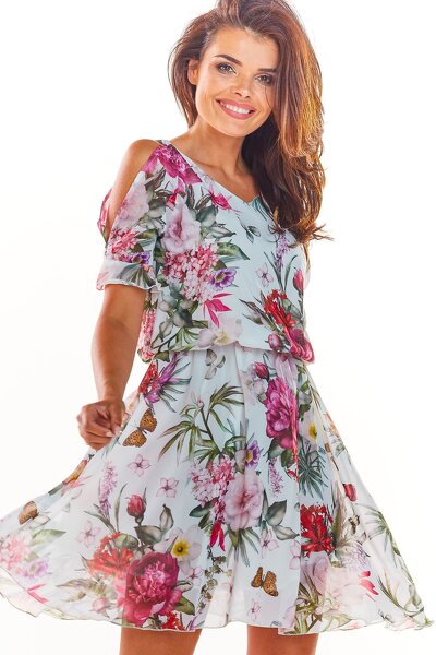 Letnia sukienka w kwiaty z ozdobnymi rękawami