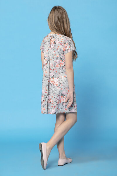 Letnia sukienka w róże z ozdobną kontrafałdą na plecach