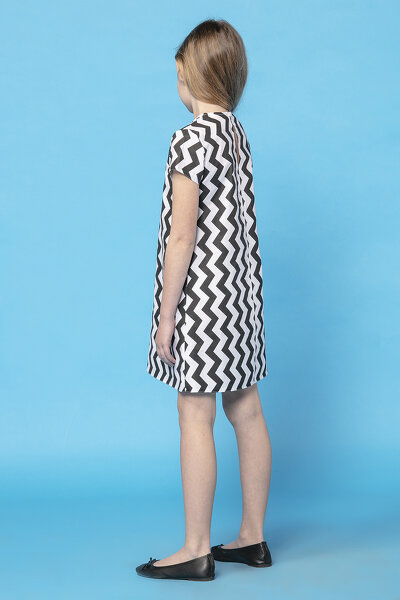 Letnia sukienka we wzór czarnego zygzaka z krótkim rękawem