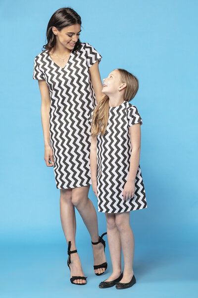 Letnia sukienka we wzór czarnego zygzaka z krótkim rękawem