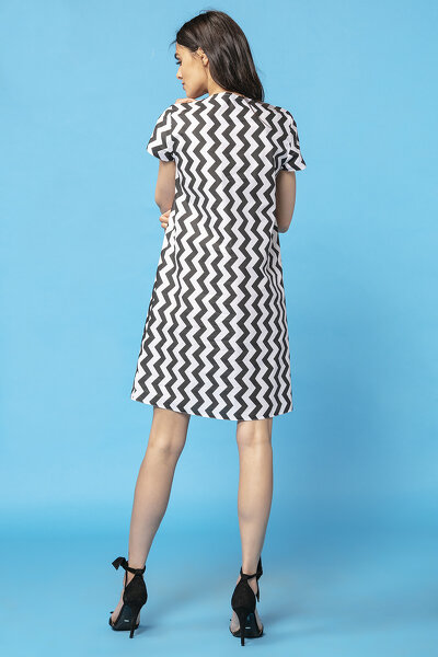 Letnia sukienka we wzór czarnego zygzaka z krótkim rękawem
