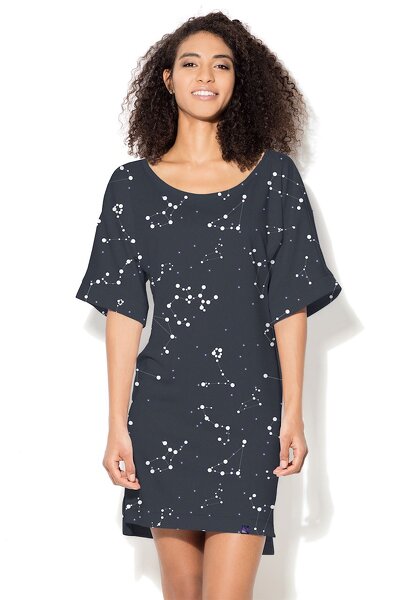 Czarna sukienka z białymi ozdobami