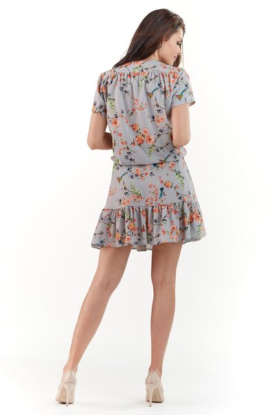 Letnia szara sukienka mini z ozdobnym wiązaniem