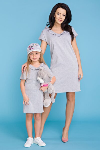 Szara sukienka z falbanką przy dekolcie