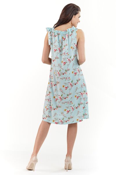 Letnia trapezowa sukienka w niebieskim kolorze