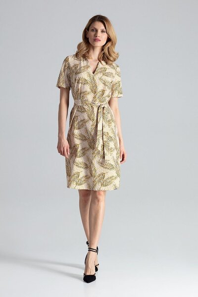 Wzorzysta letnia sukienka wiązana w pasie