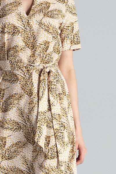 Wzorzysta letnia sukienka wiązana w pasie