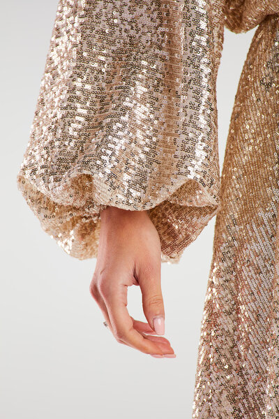 Luźna beżowa sukienka mini  w jednym rozmiarze z cekinami