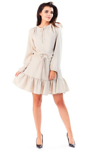 Luźna beżowa sukienka wiązana w pasie i falbanką na dole