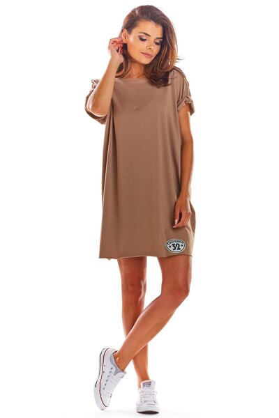 Luźna beżowa sukienka z dekoltem do szpica na plecach