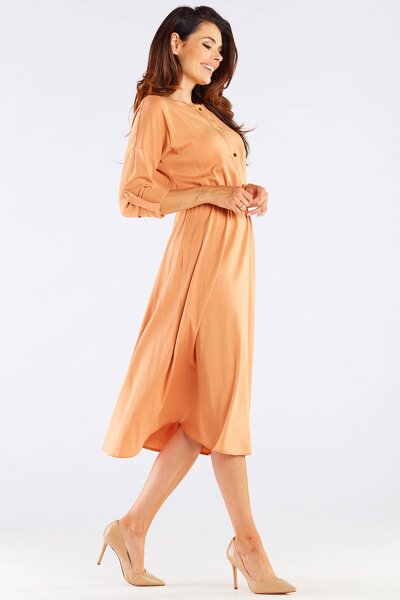 Luźna beżowa sukienka z gumką w pasie