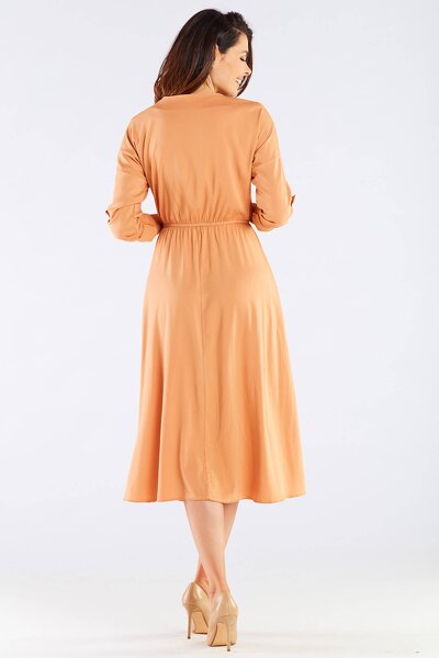 Luźna beżowa sukienka z gumką w pasie