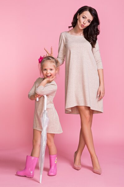 Beżowa sukienka z przedłużonym tyłem z kolekcji mama i córka
