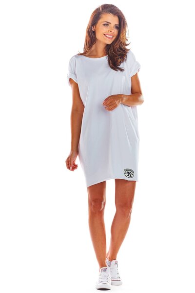 Luźna biała sukienka z dekoltem do szpica na plecach