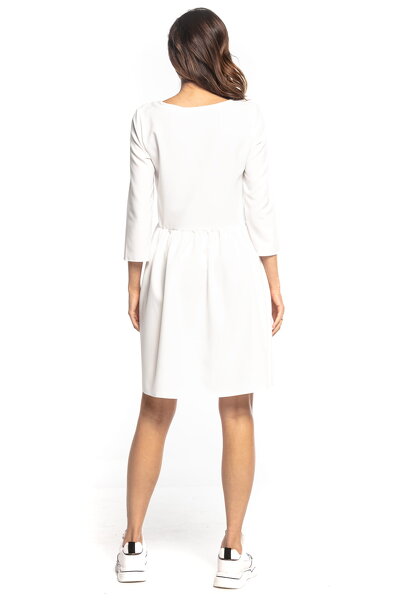 Luźna biała sukienka z ozdobnym marszczeniem