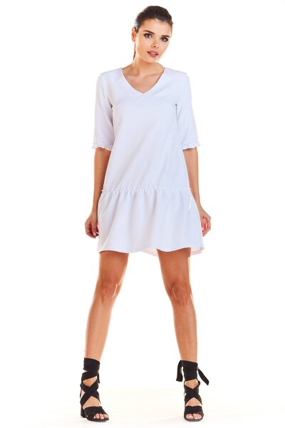 Luźna biała sukienka z ozdobnymi rękawami i falbaną