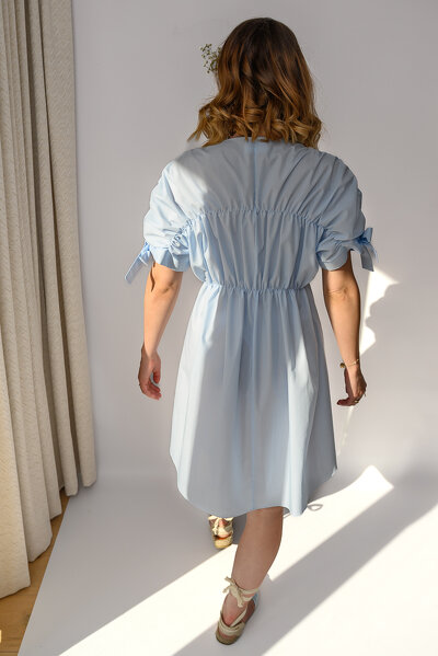 Luźna błękitna sukienka mini z wiązanymi rękawami do łokcia