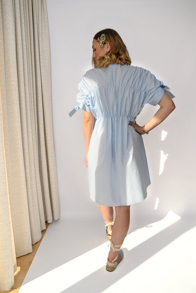 Luźna błękitna sukienka mini z wiązanymi rękawami do łokcia