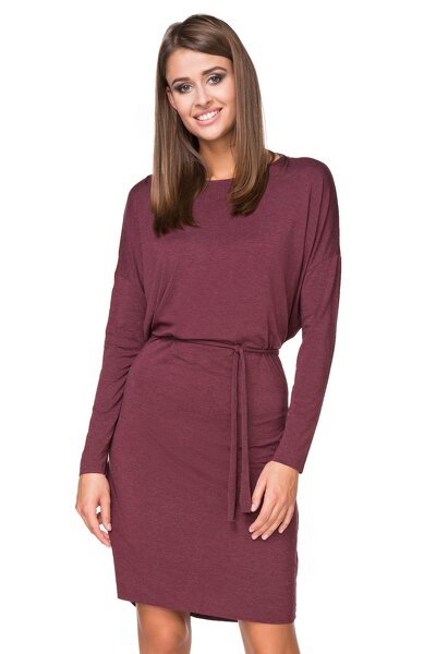 Bordowa sukienka wiązana w pasie